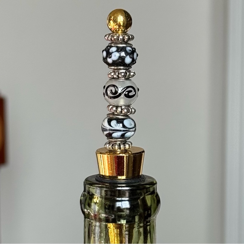 Hand crafted crystal cut glass beaded wine bottle stopper black